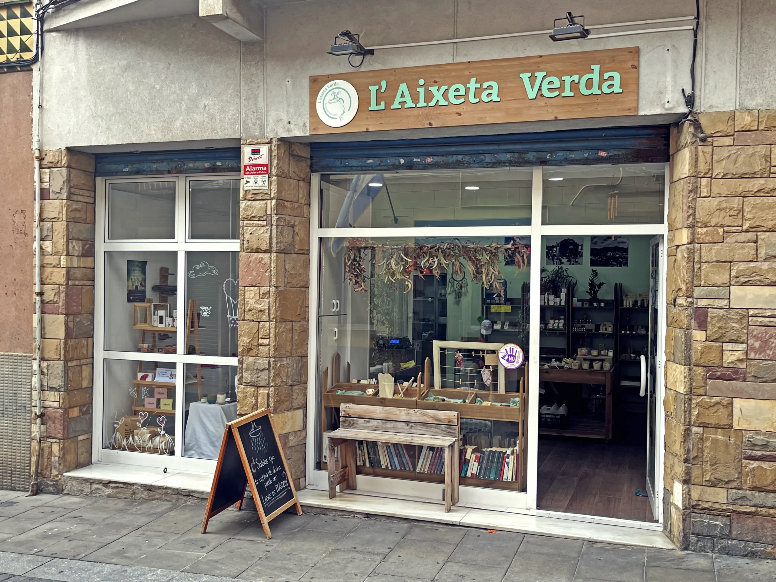 Fecha exterior de la tienda L'Aixeta Verda, vista desde la calle Mare de Déu de Monserrat.