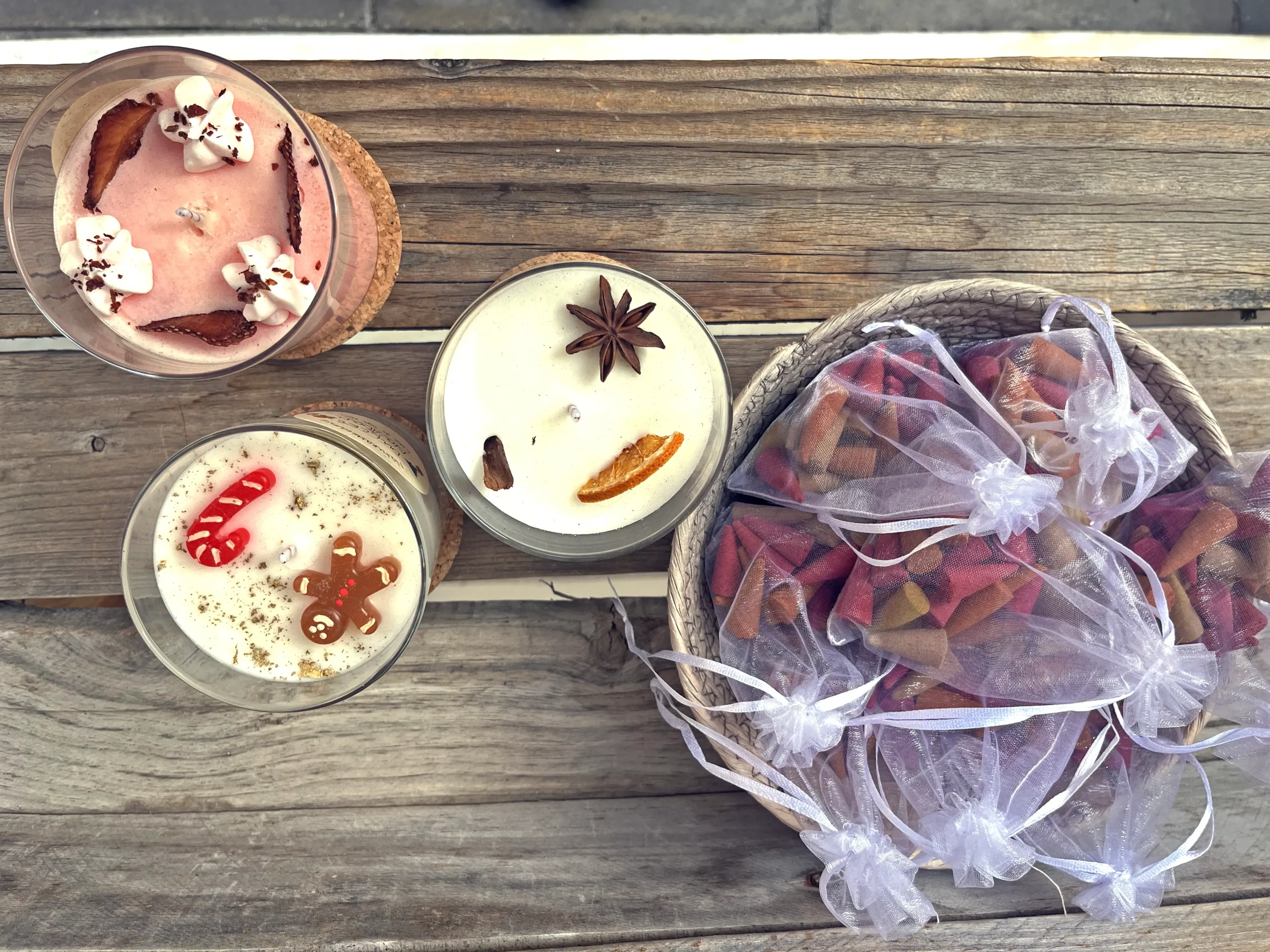 Productos artesanales para el bienestar personal como velas aromáticas e inciesos.