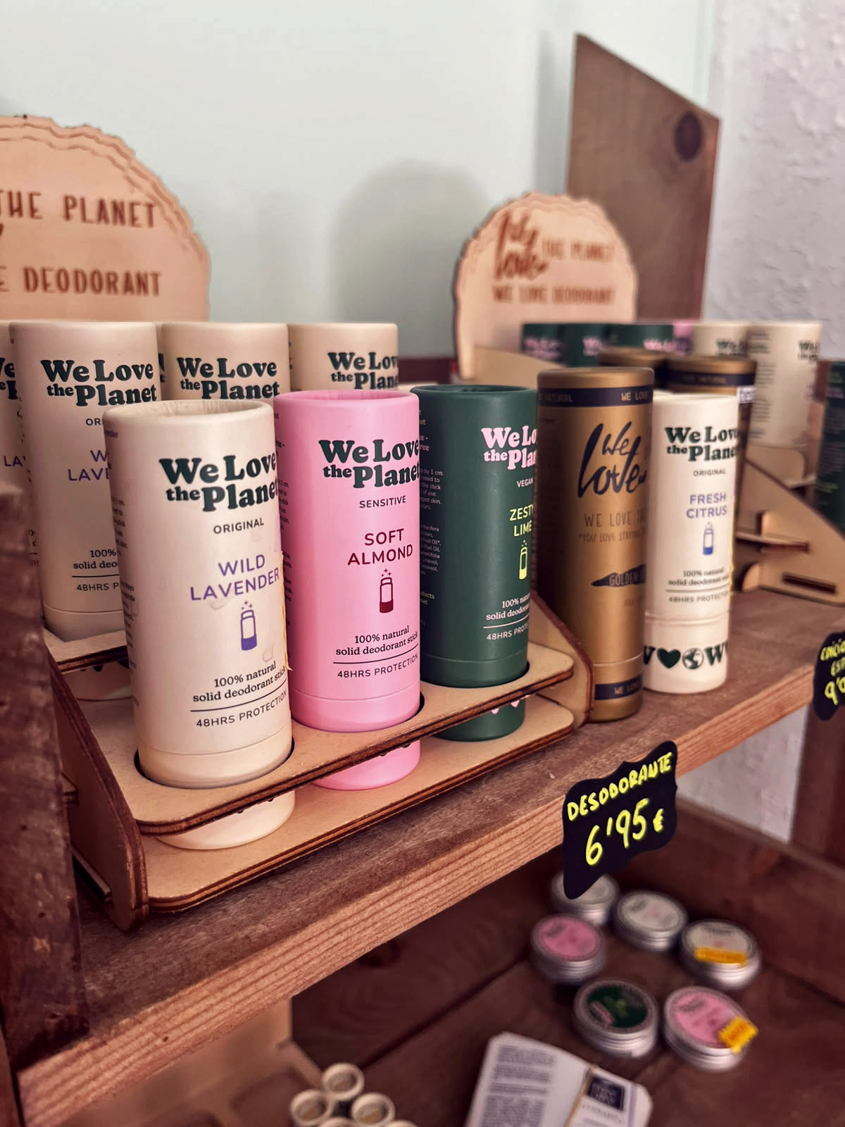 Productos de higiene y cuidado personal como desodorantes, crema solar y labiales.